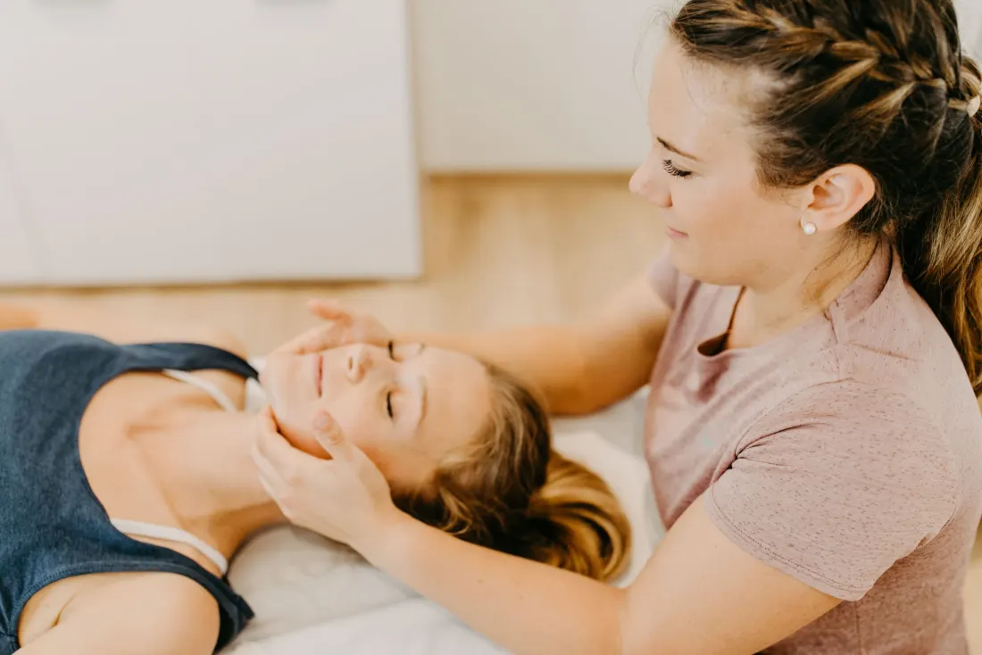 Kiefergelenkstherapie CMD: sanfte Behandlung im Gesichts- und Kieferbereich