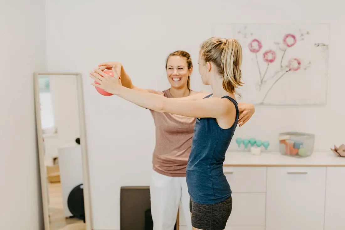 Übung mit Gymnastikball während der Therapie